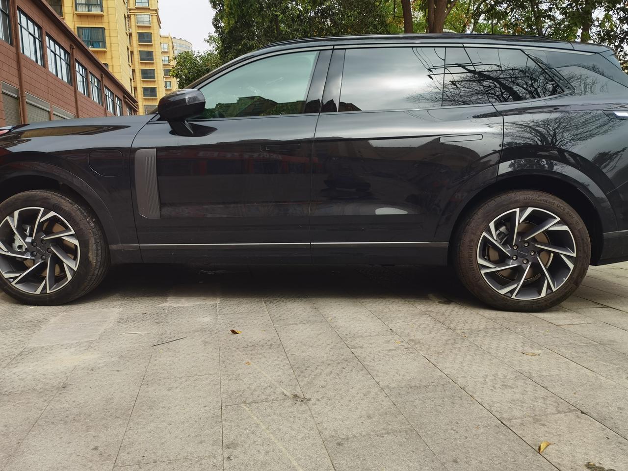 领克09 PHEV 对比P和M的一些差别之前纠结m和p挺长时间的，最终买了P版，现在基本一直亏电开，就在4s充过一次电，