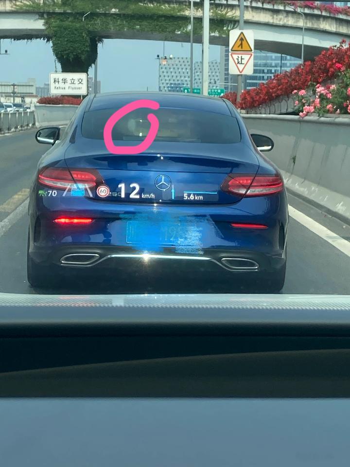 大众ID.6 CROZZ 今天，抬头显示出现几个绿点，我左转以后，绿点向右边滑动就不在了，再向右转，绿点又回来了，感觉里