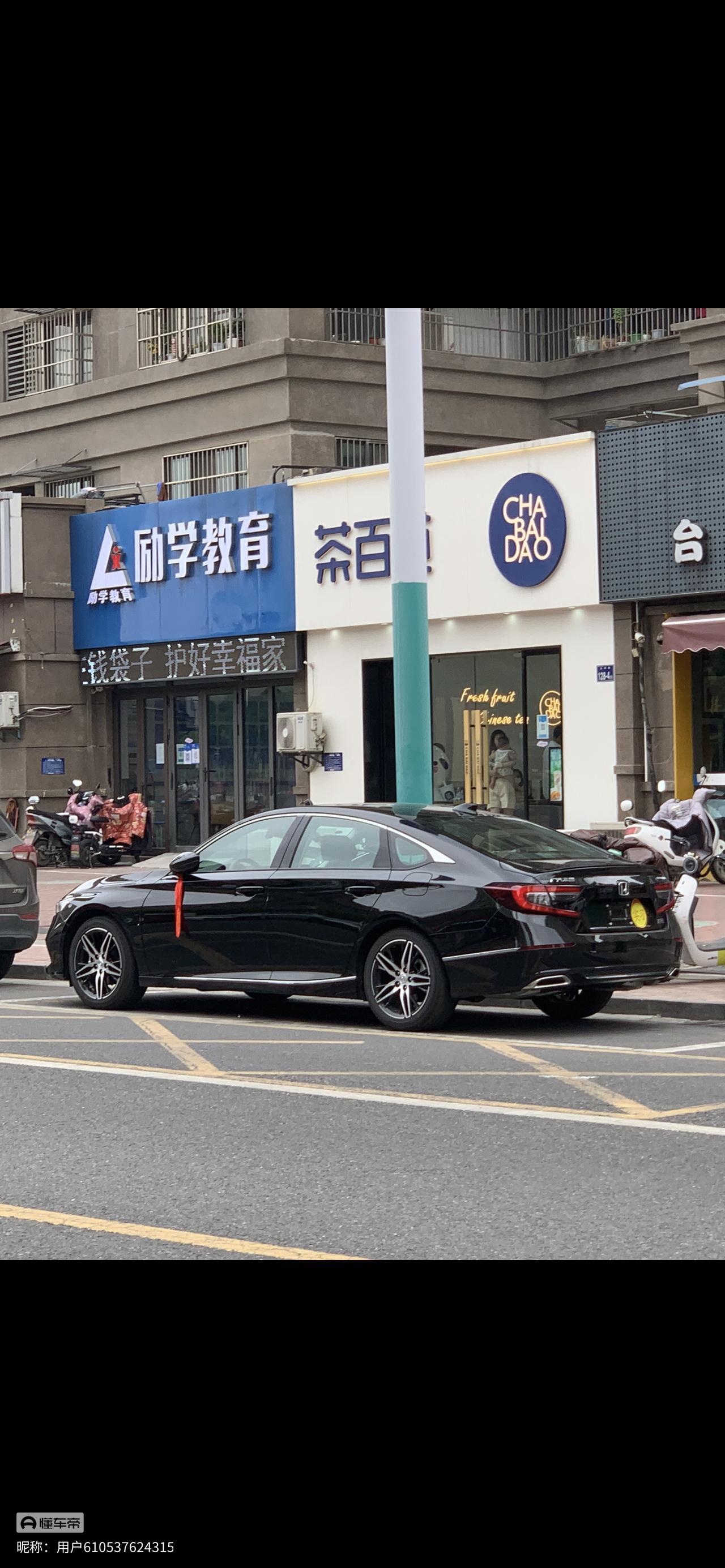 本田雅阁 准备买了，颜色原来想要黑外红内，是真帅现在有点动摇:黑色:帅，普通漆薄，不耐脏（听说洗几次车就炫光纹）白色:改