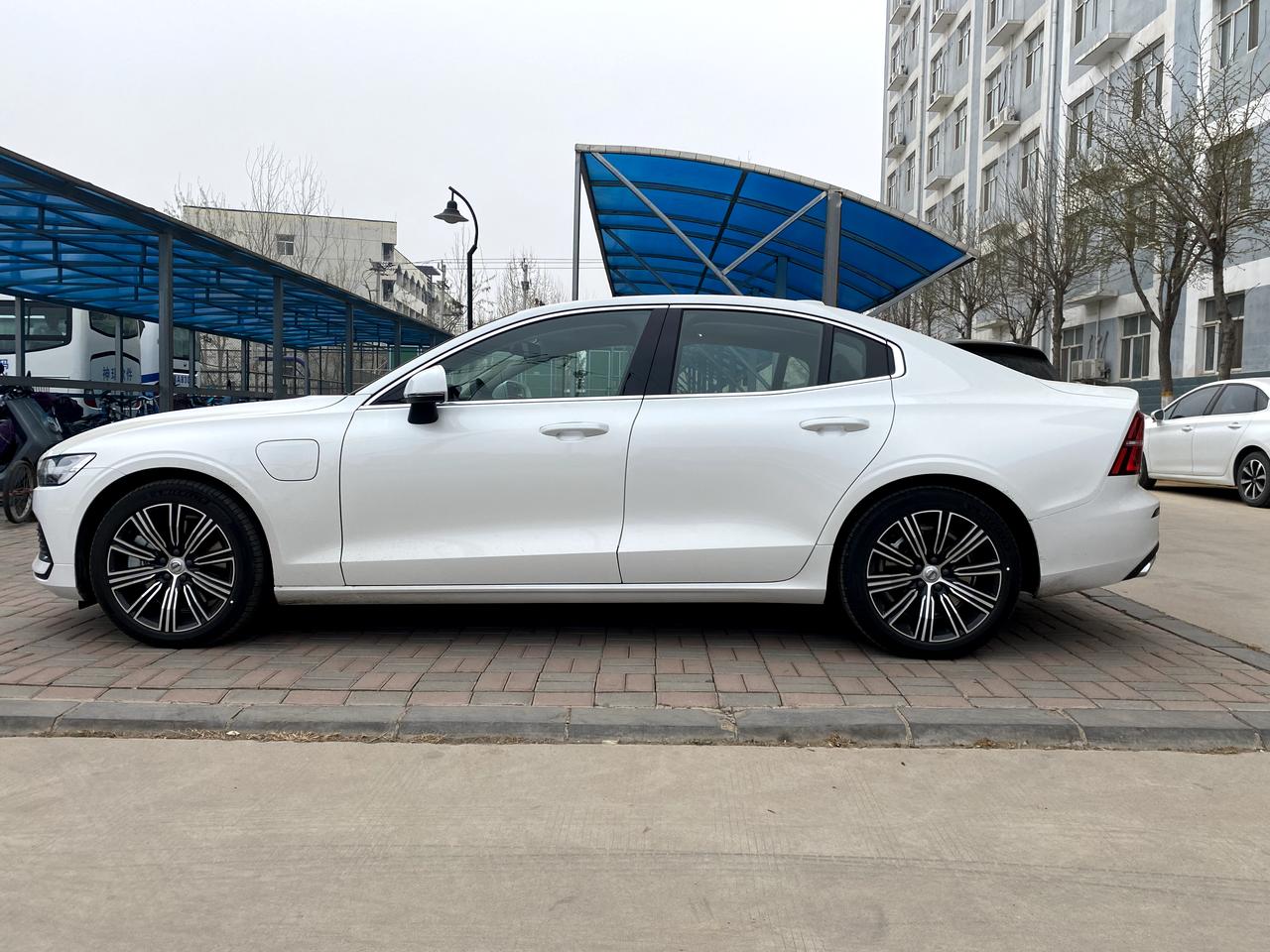 沃尔沃S60 RECHARGE 我是s60 t8得车主，我问一下咱们这车冬天热风得方式是啥啊，有热敏电阻器或者热泵吗？最