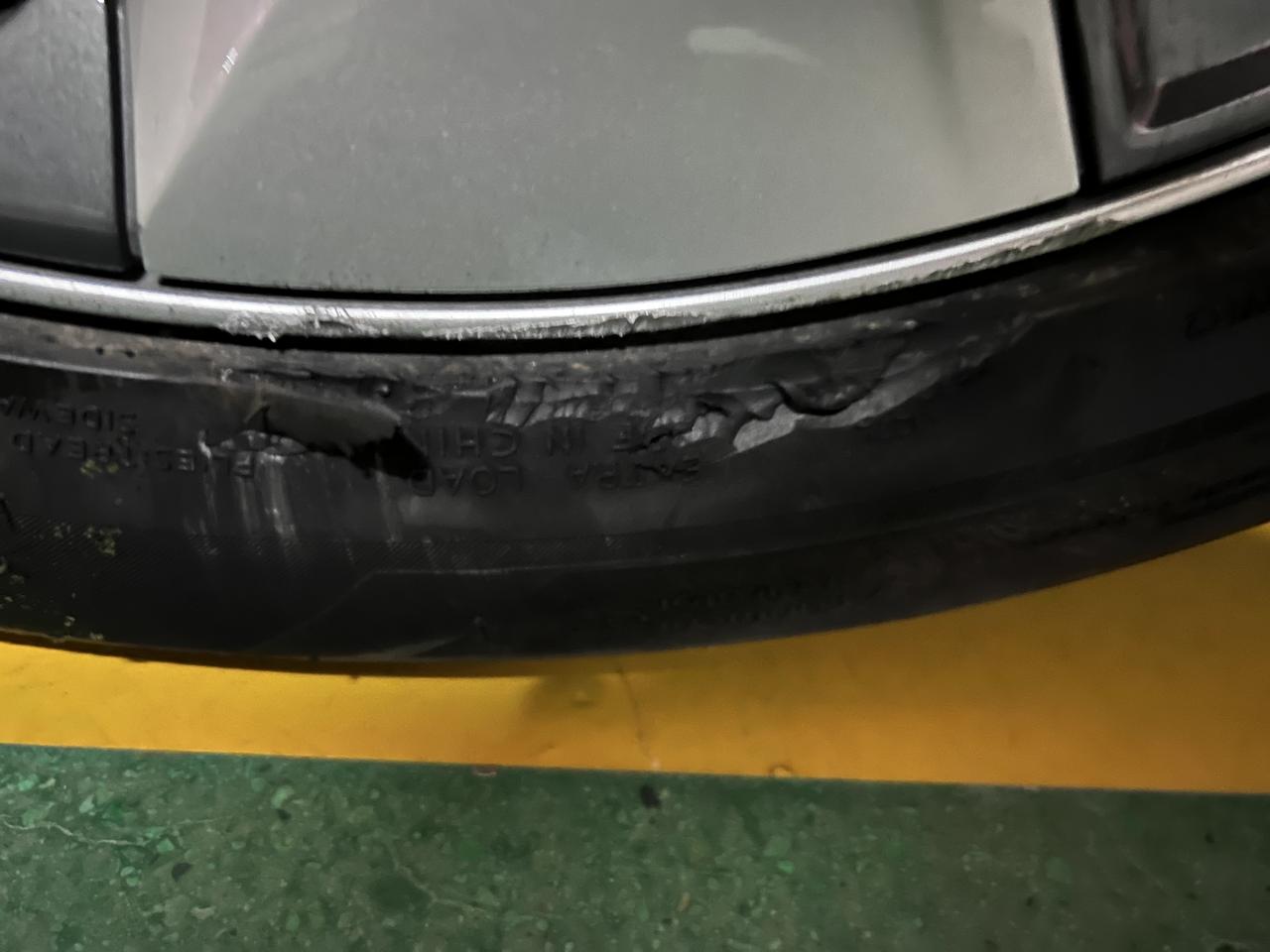 特斯拉Model Y 马路牙子蹭的，是不是得换新了