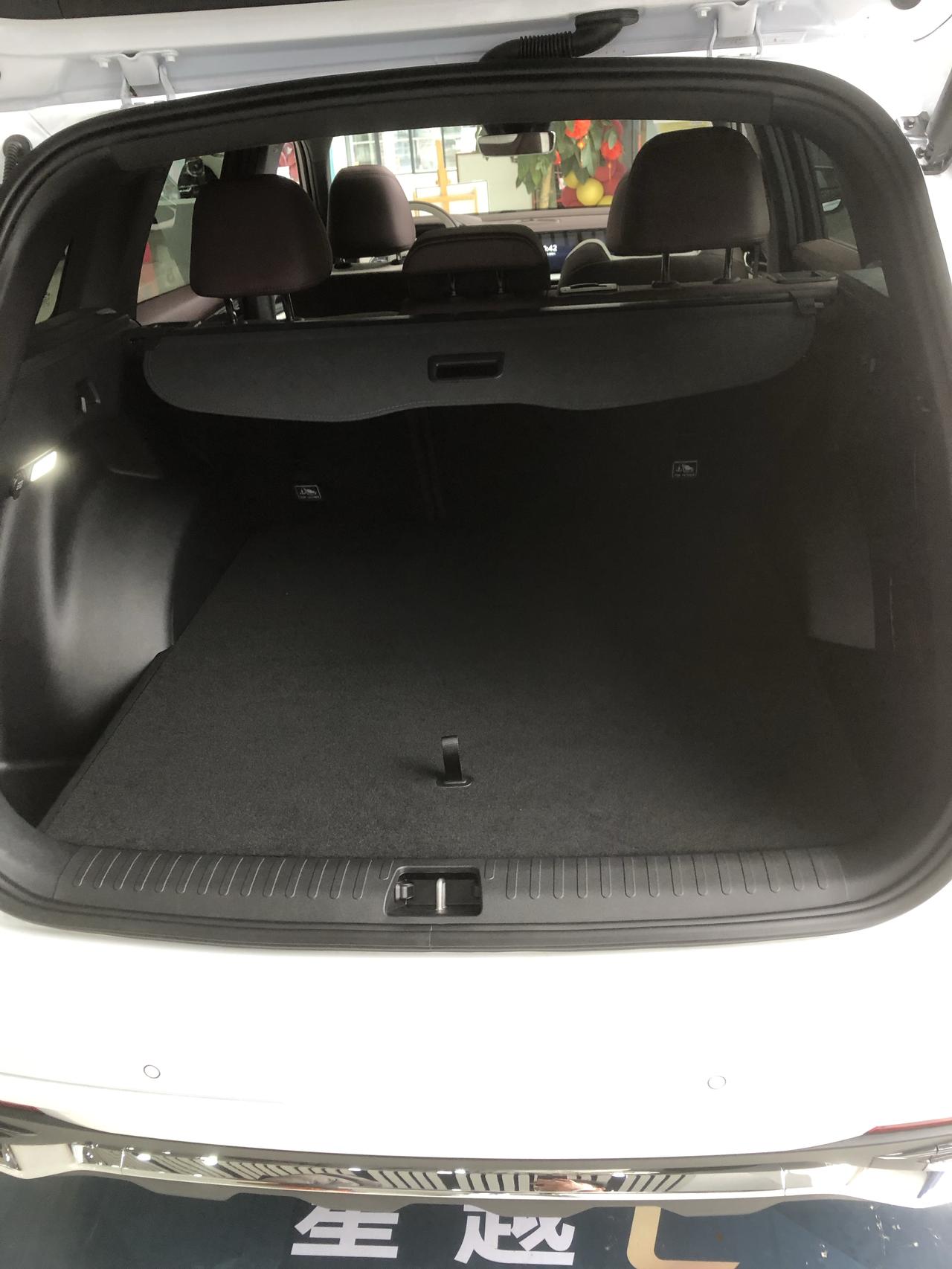 吉利星越L 上周三指导价都是163200，在店里谈的全款包上牌啥的175000可以下来，晚上一看才几天一下子下了6000