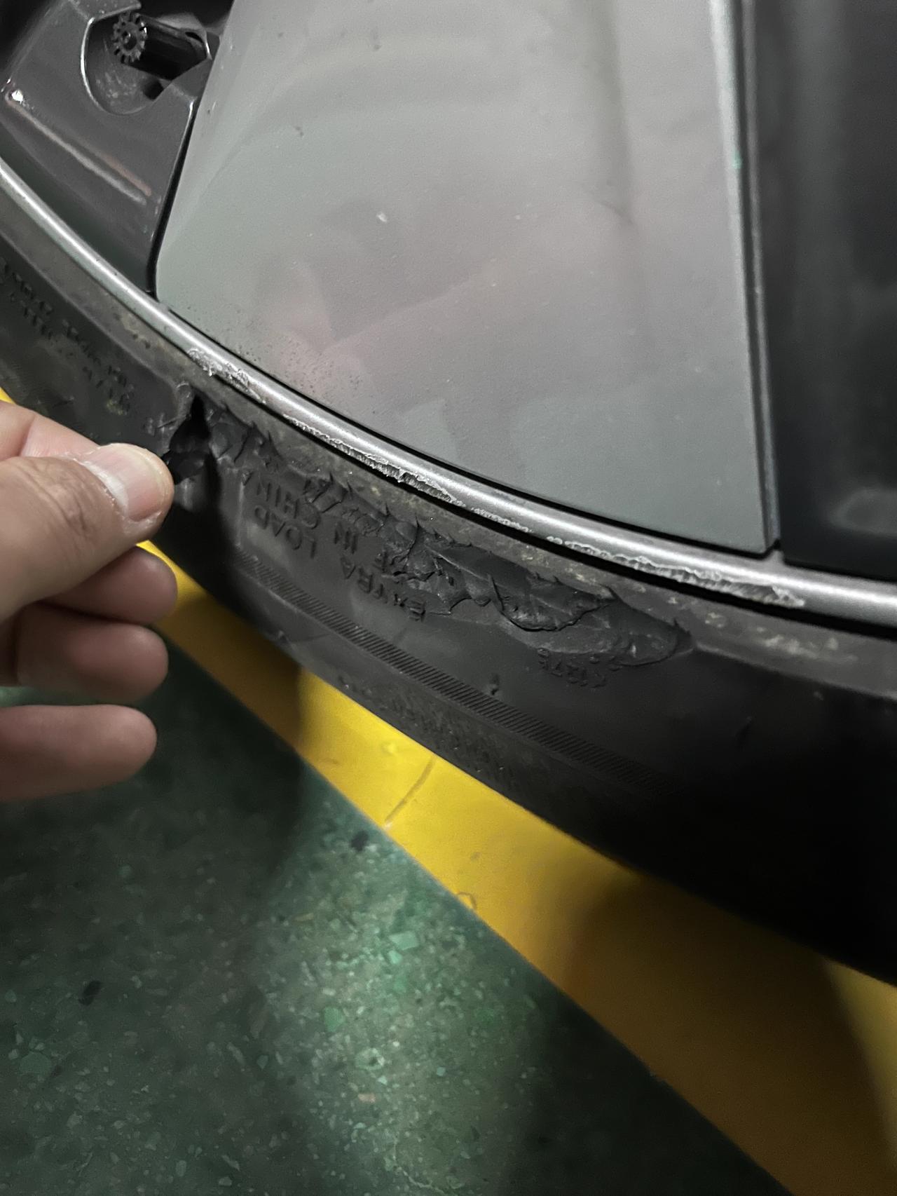 特斯拉Model Y 马路牙子蹭的，是不是得换新了