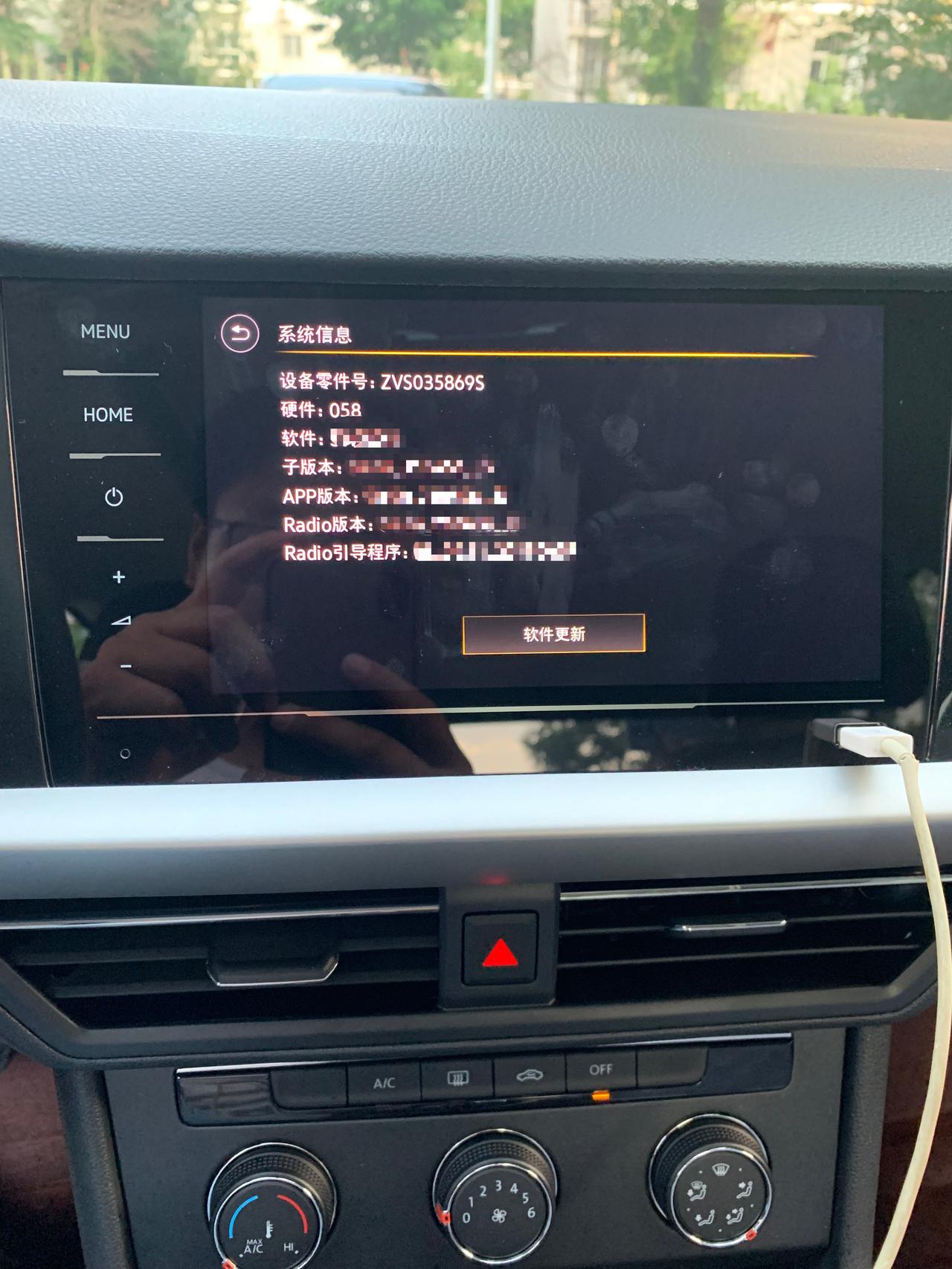 大众朗逸 1.5自动舒适版，四月份生产的车，是原厂屏，但是不能车联网，不能手机app控制车辆，不能无线carplay，没