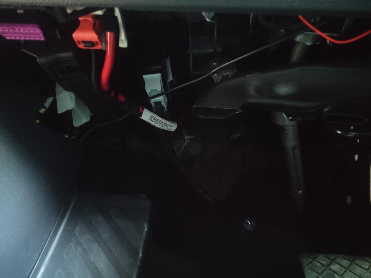 21款朗逸plus正驾下边就这样裸露的吗？没有遮挡的？？问下你们的这样吗？？