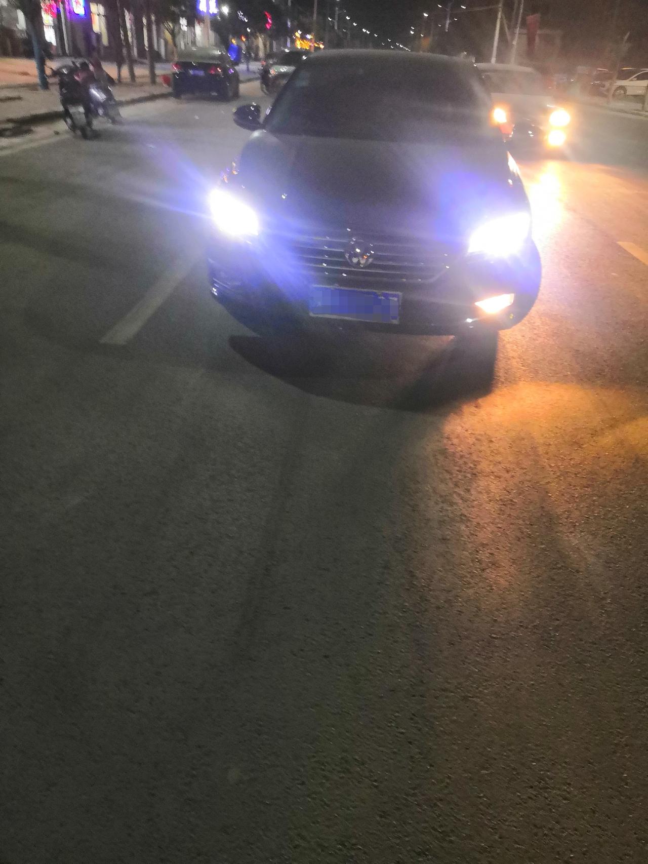 大众朗逸 后倒车灯一个着咋回事，前雾灯也是一个着咋回事