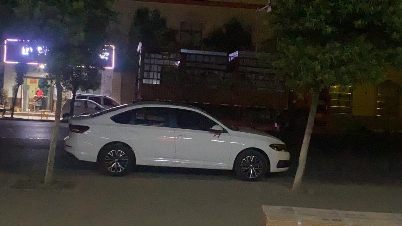 大众朗逸 我想问一下你们的们郎逸Plus。  1.4，280。舒适版原地打方向的时候后，悬挂会不会咯噔咯噔的响。下雨天响