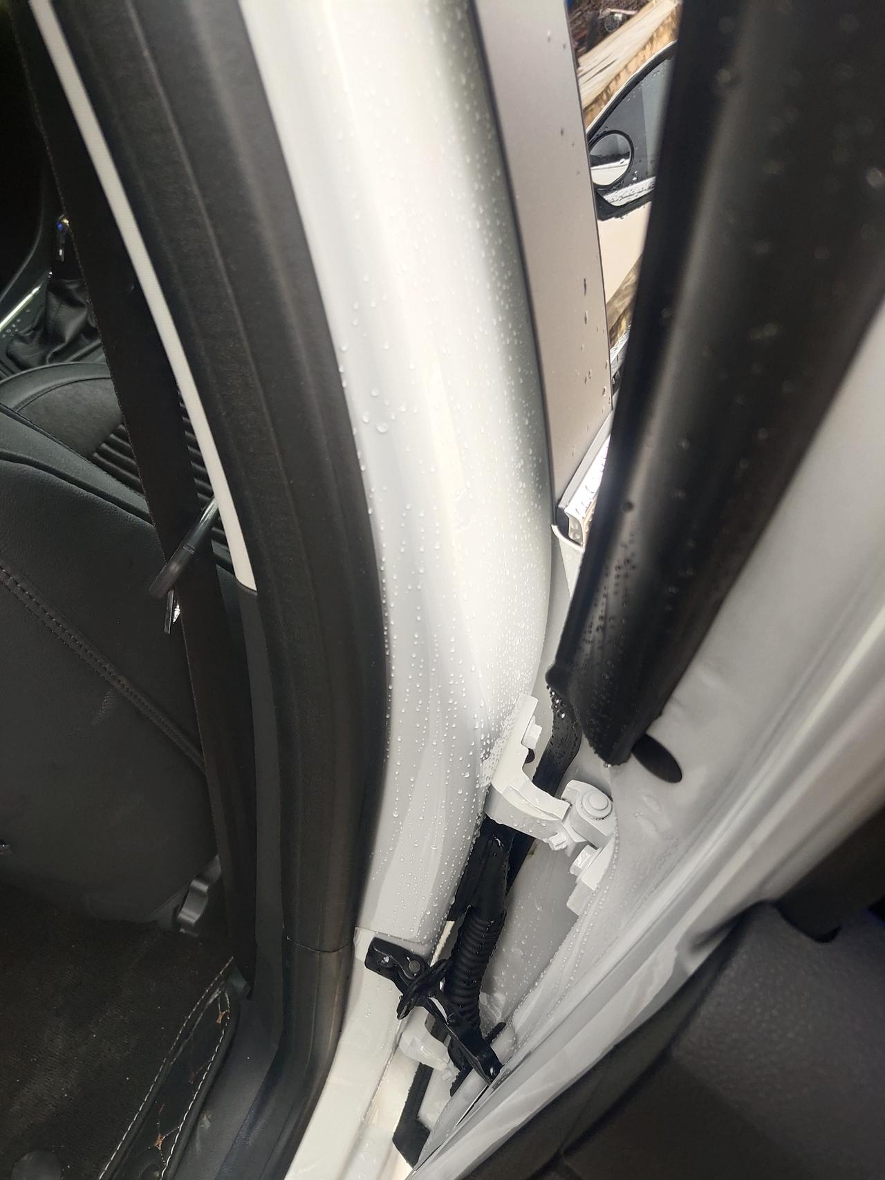 大众朗逸启航舒适版到下雨天后面两个门有珠，正常吗