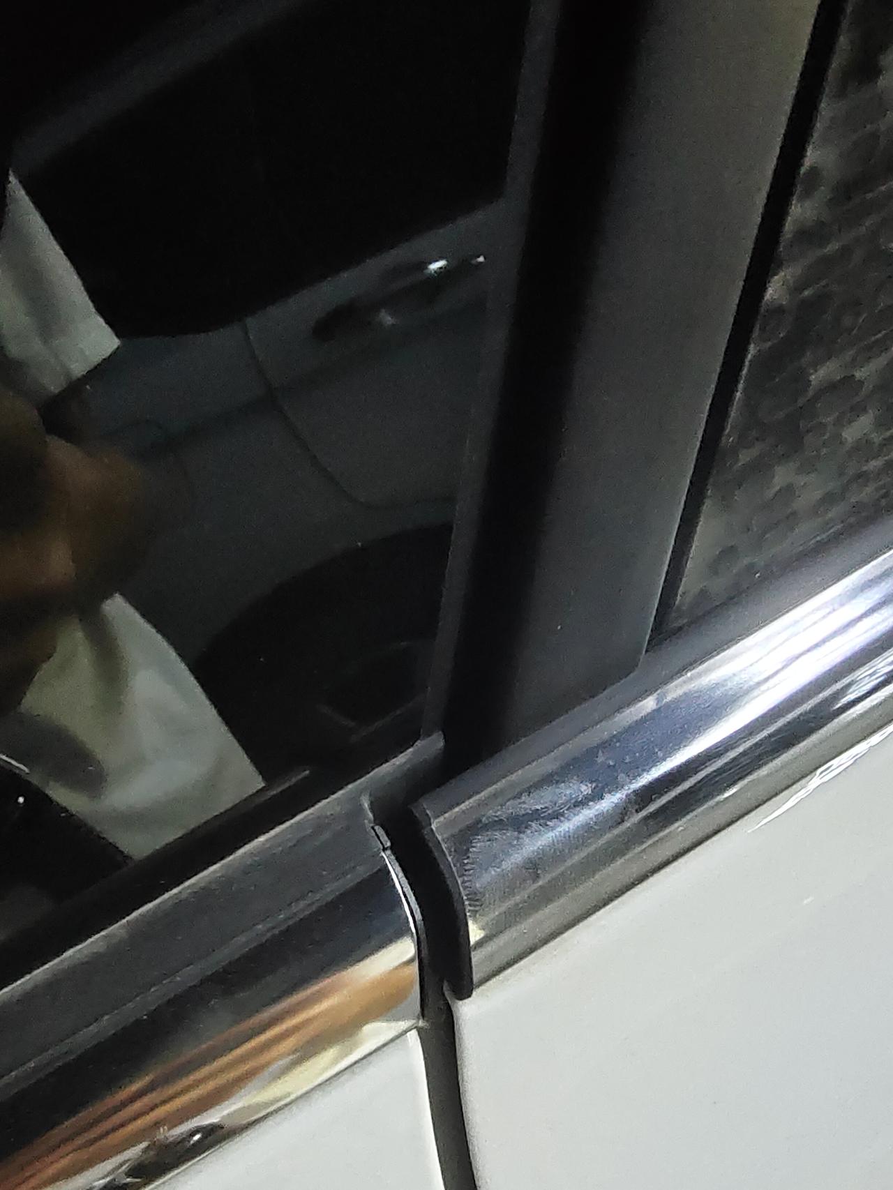 朗逸后两个车窗突出这么高？是技术不过关还是本来就是这样的？求大佬解答一下