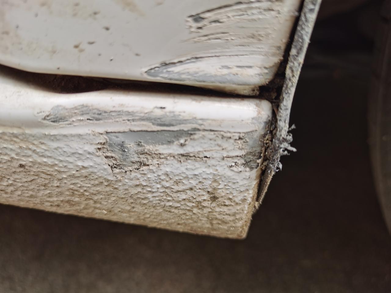 大众朗逸 这地方碰掉了漆露出的金属自己能用补漆笔处理吗？还是找专业的。