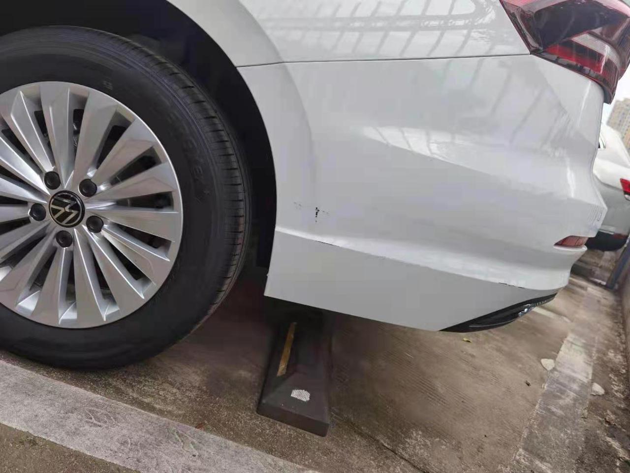 大众朗逸 还没提车，车子在4s店被刮蹭，可以要求换车吗