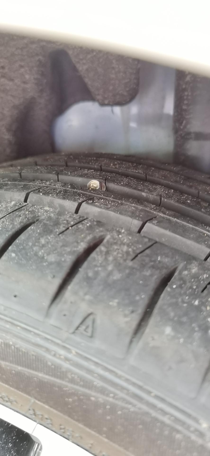 大众朗逸 两天的新车，车胎被扎了，大神们，看看这个事人为的，还是自然的，我刚开车10米，就报警了