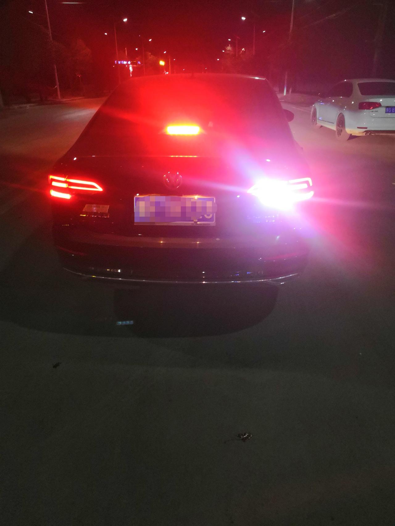 大众朗逸 后倒车灯一个着咋回事，前雾灯也是一个着咋回事
