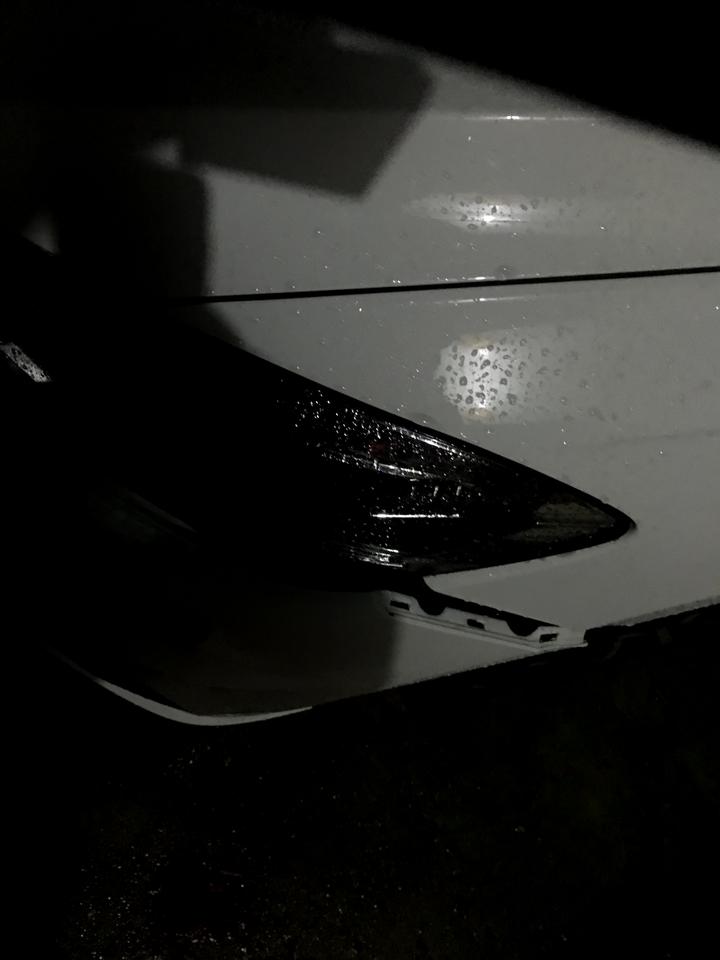 大众朗逸 旁边有个木头没注意看大晚上的倒车 给搞成这样 左轮这边 伤的重不重 怎么解决 换保险杠怎么的 小白求解答 谢谢
