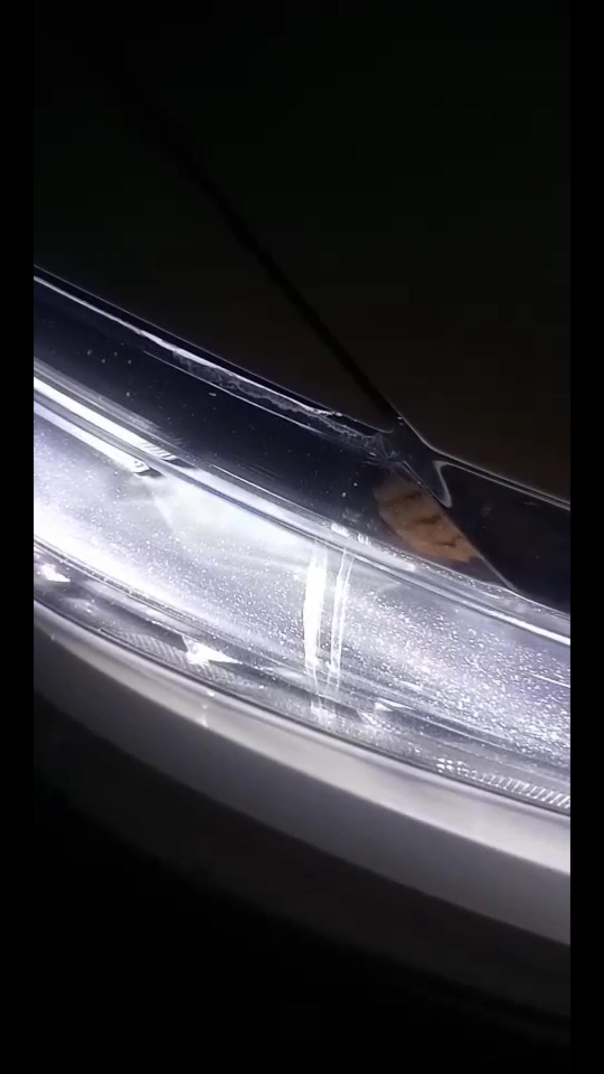 去年买的大众朗逸一年时间大灯总成出现二次开裂！请问这是什么原