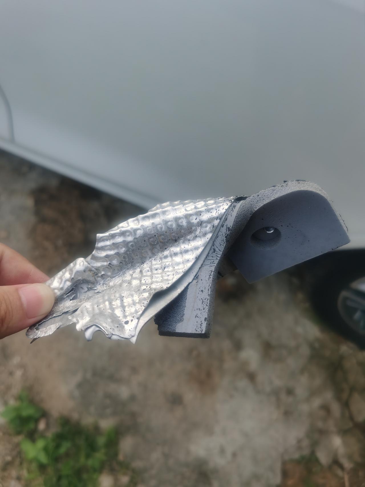 比亚迪秦PLUS DM-i 一血，提车一个月不到，底盘被磕了一下，然后磕掉一块，好像是电池的一角，请教这种情况需要怎么搞