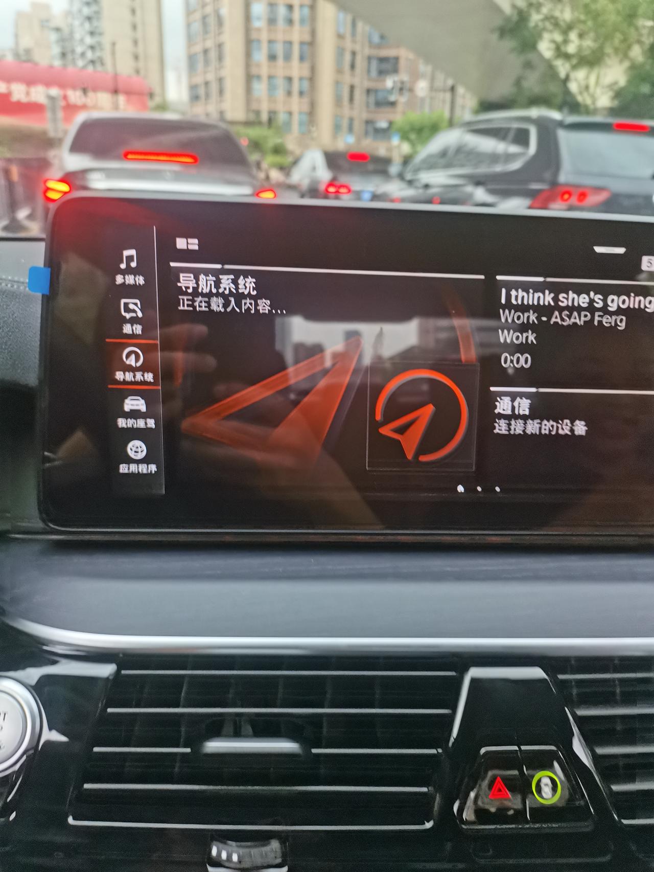 宝马5系 请教下各位这两个黄色感叹号是啥意思？宝马app有提示胎压不足，实际胎压前轮240，后轮280，销售说开5公里就