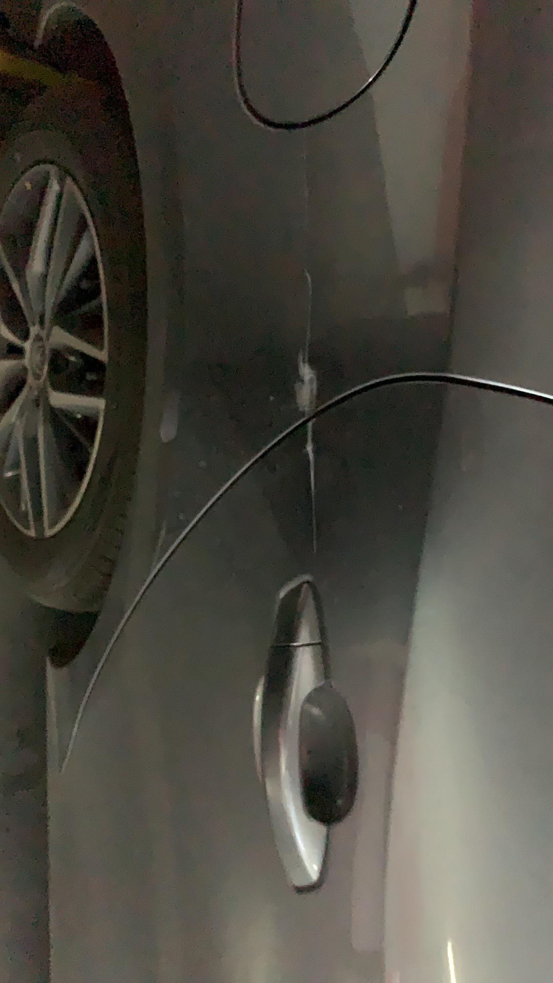比亚迪秦PLUS DM-i 后门把手一直划到充电口，中间有一块掉漆严重，修要多少钱啊…走保险划算么…