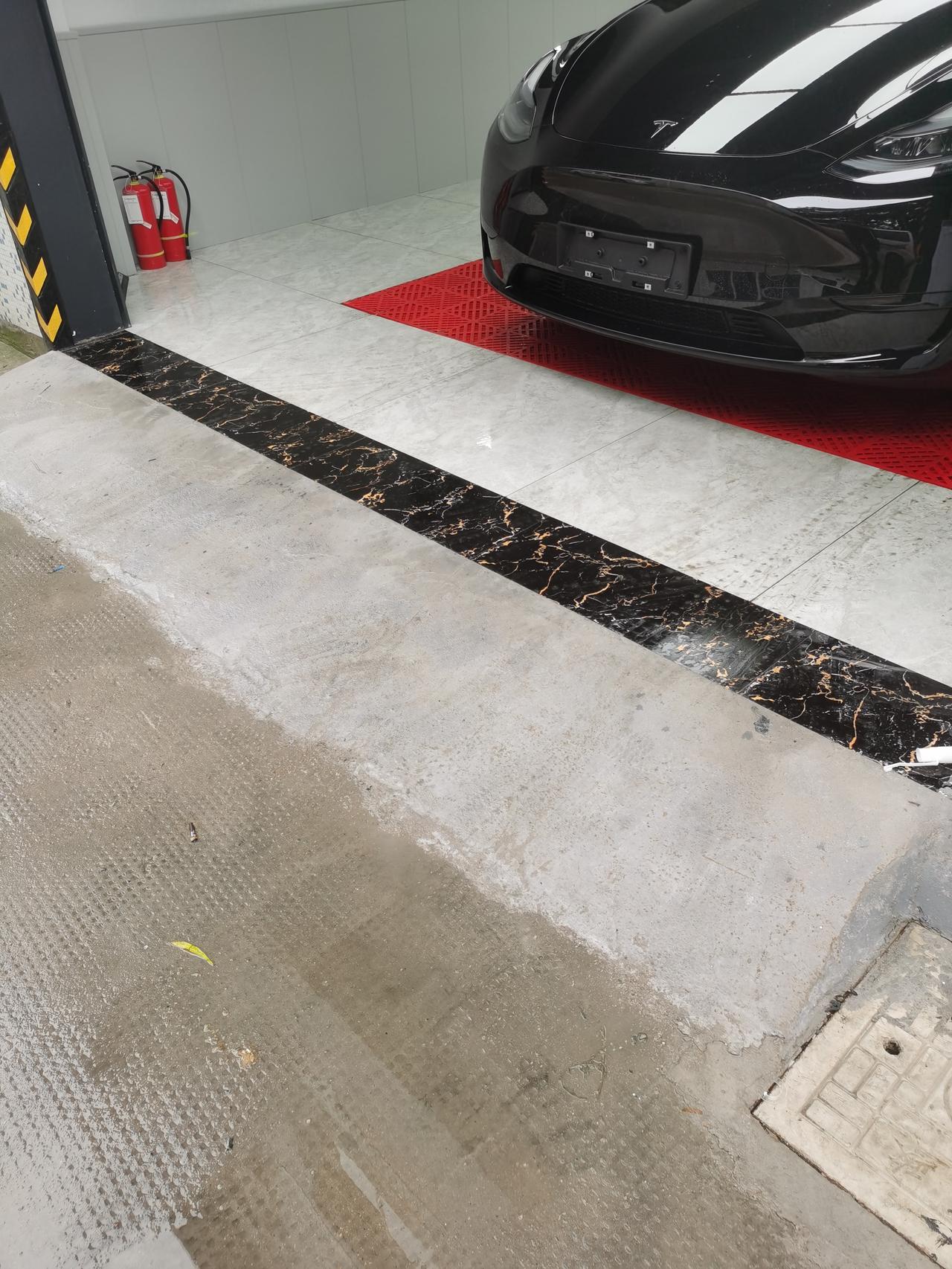 特斯拉Model Y 特斯拉MY，在处于坡道上时，倒车怎么样不会溜坡？