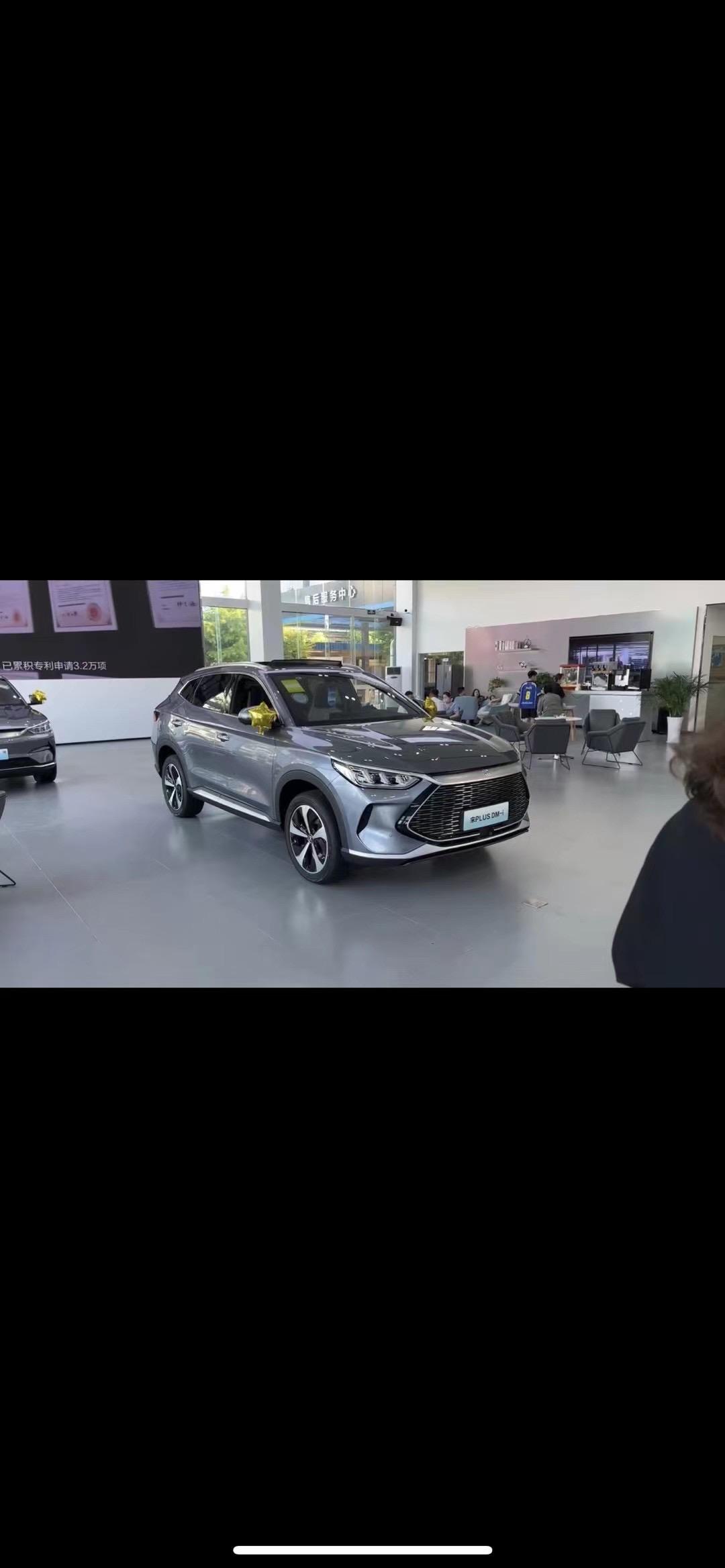 比亚迪宋PLUS DM-i 7月24号去店里看车交了定金，想买黑色，销售说黑色买的人少，排队最少半年，定了灰色，销售说4