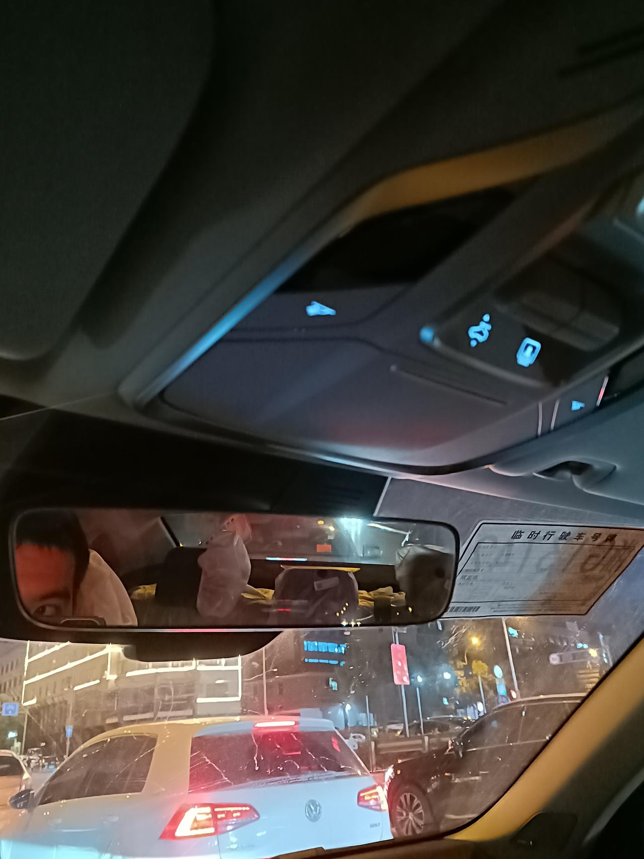 吉利星瑞 坐在主驾位感觉是行车记录仪异响，但是做到副驾感觉是主驾门板处异响，刚提车3天，有没有车友遇到？异响类似于一个小