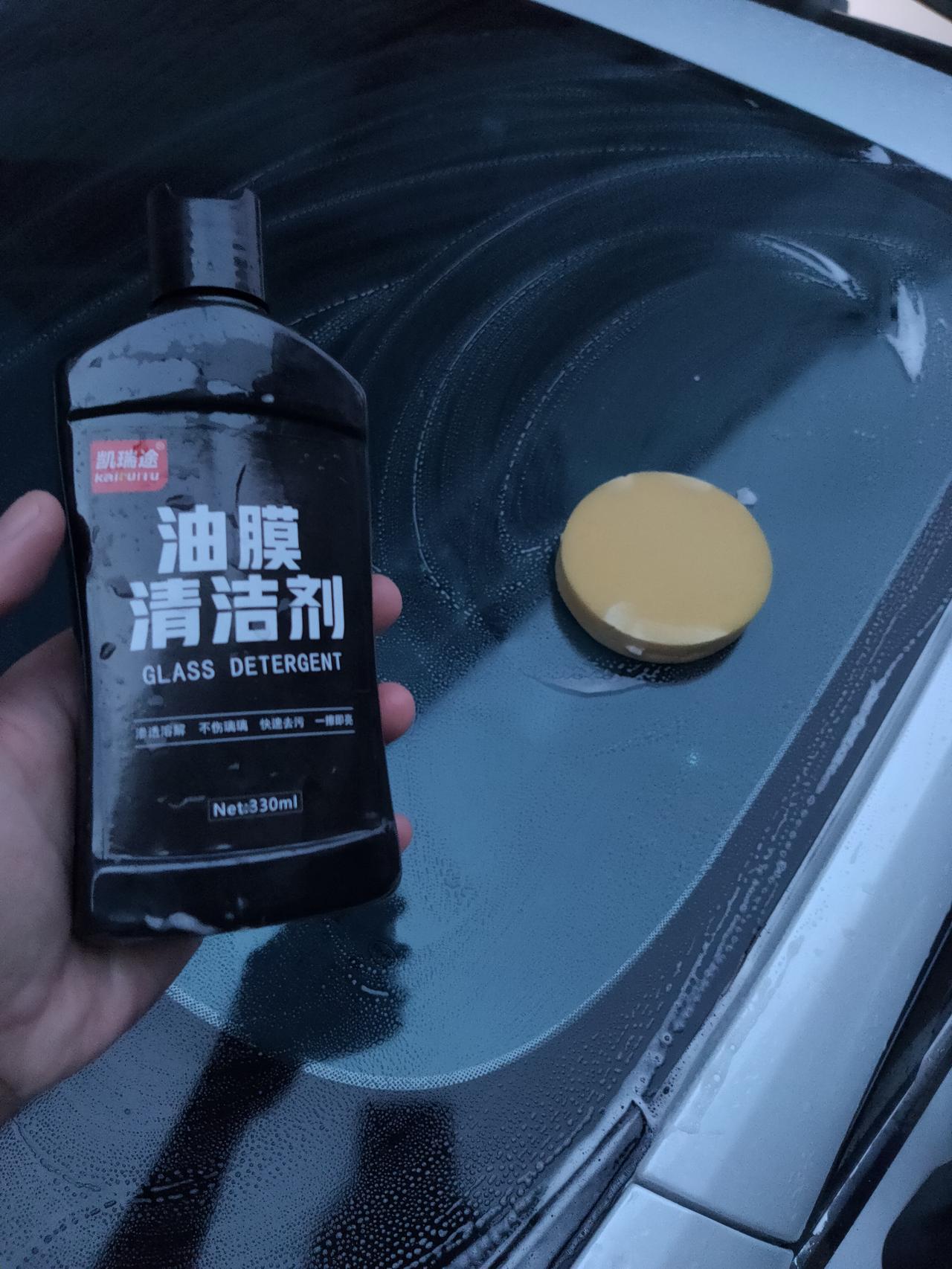 比亚迪秦PLUS DM-i 这车有个烦恼，玻璃太容易粘油膜了。清除后当天还好，过两天绝对又粘上。晚上开车影响视线。我上一