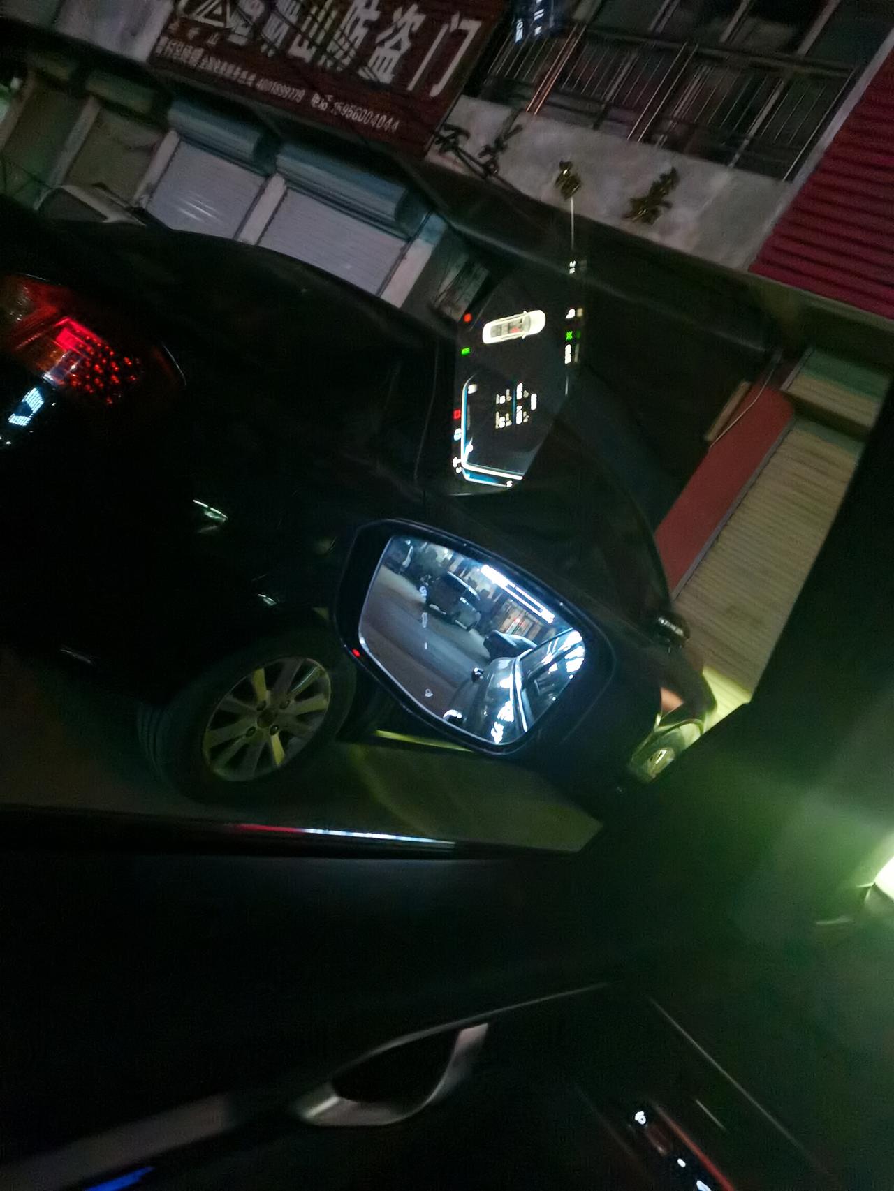 吉利星瑞 夜间开车，正负驾驶玻璃反光严重，影响视线，兄弟们你们有遇到嘛？怎么解决的