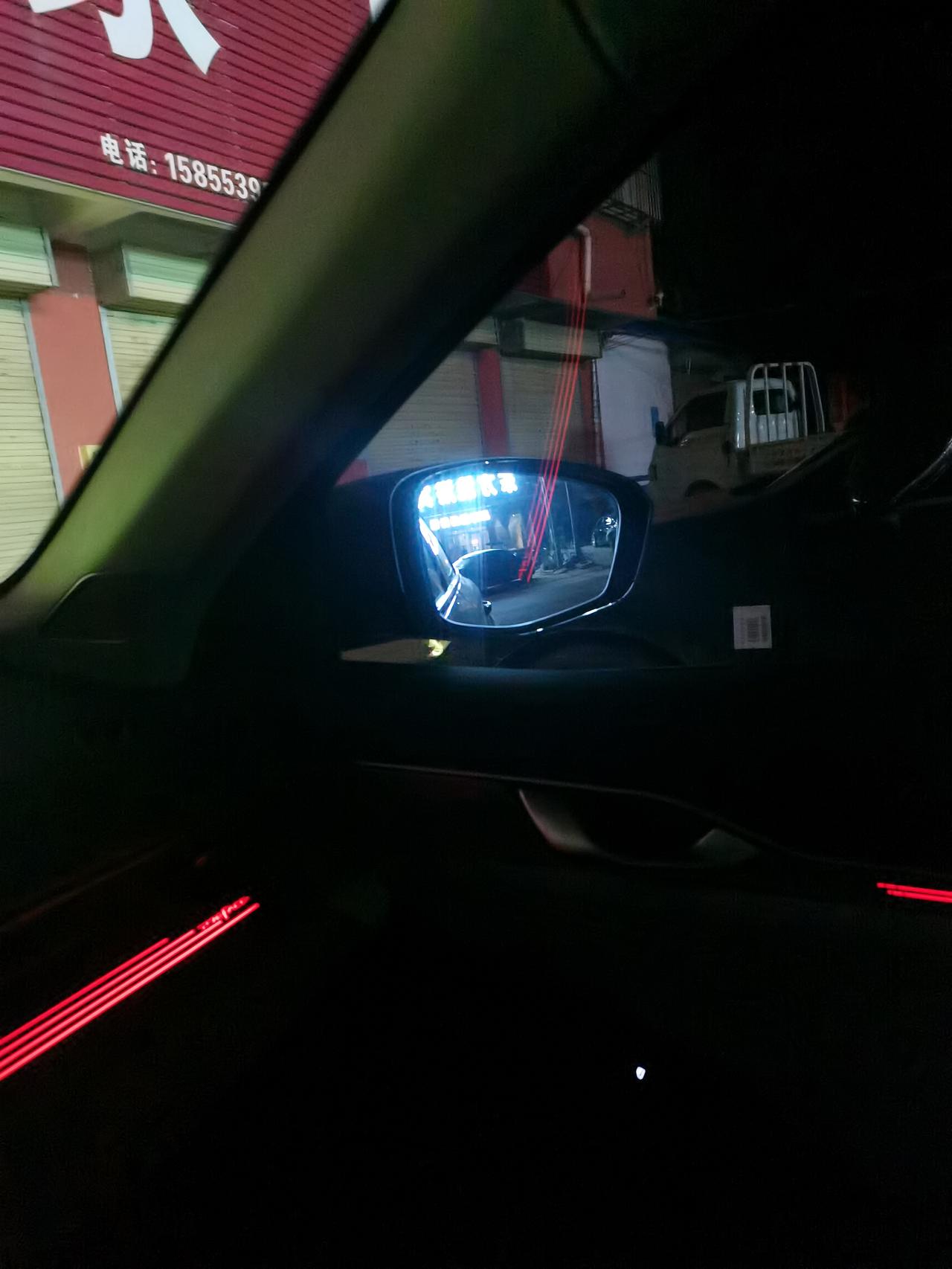 吉利星瑞 夜间开车，正负驾驶玻璃反光严重，影响视线，兄弟们你们有遇到嘛？怎么解决的
