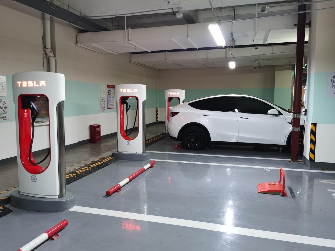 特斯拉Model Y 1.怎么看是v3还是v2的超充？2.为毛我的超充，充满100%只有431km??