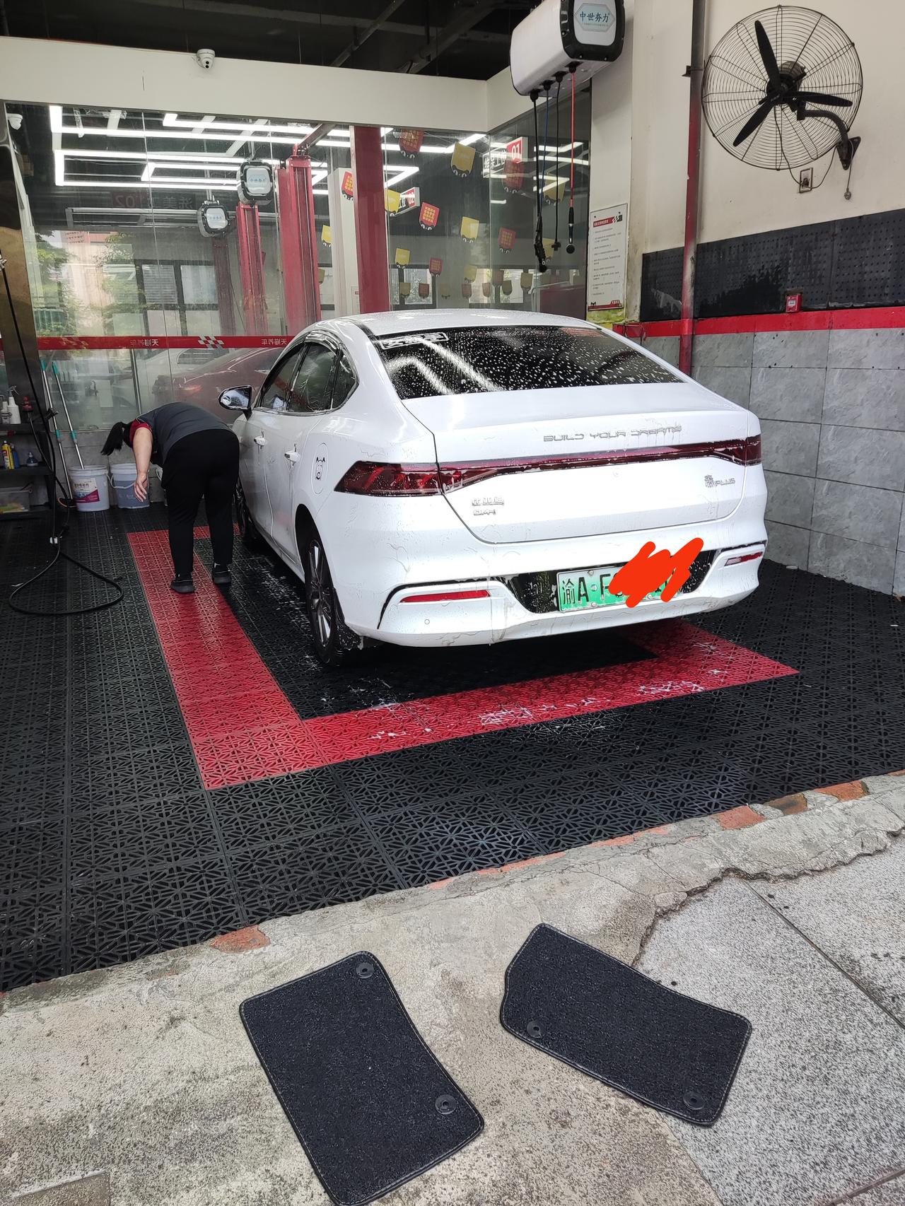 比亚迪秦PLUS DM-i 55km版本，20%保电，满电续航44km吧。比如我跑60km的路程，是一开始就用Hev划算