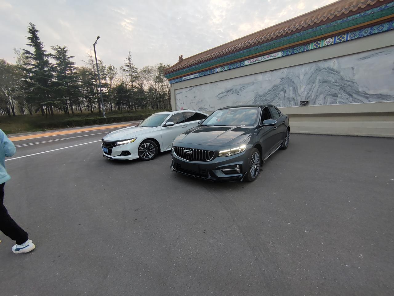 新车300多公里，时速90多稳定行驶时会感觉很抖，座椅脚下都抖，有时候能抖得腿麻，80一下没感觉。这是啥情况有没有懂这个