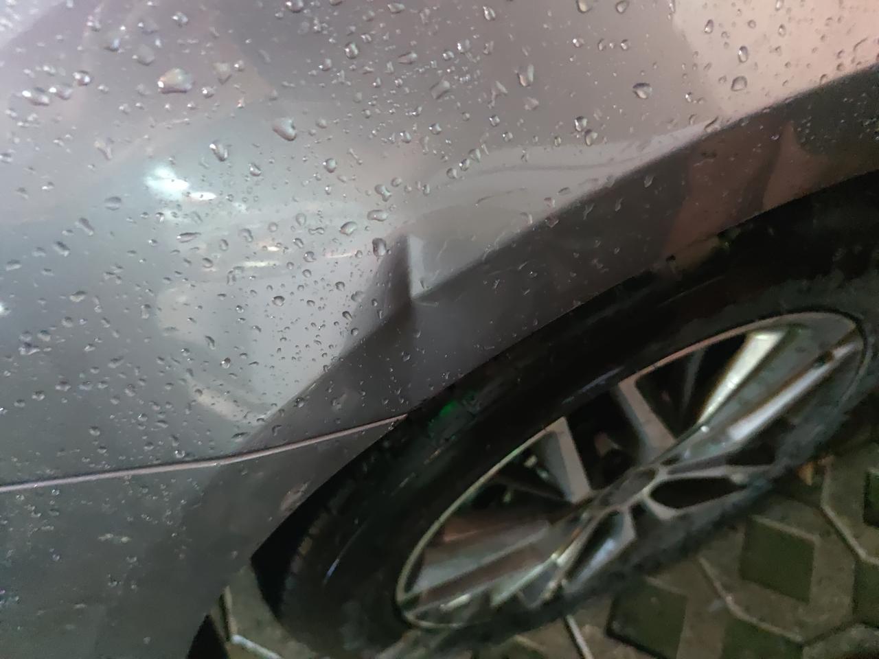 比亚迪秦PLUS DM-i 我变道不小心蹭上了直行的出租车，我是这个情况，出租车小蹭车门，要我误工费600，我走保险还要