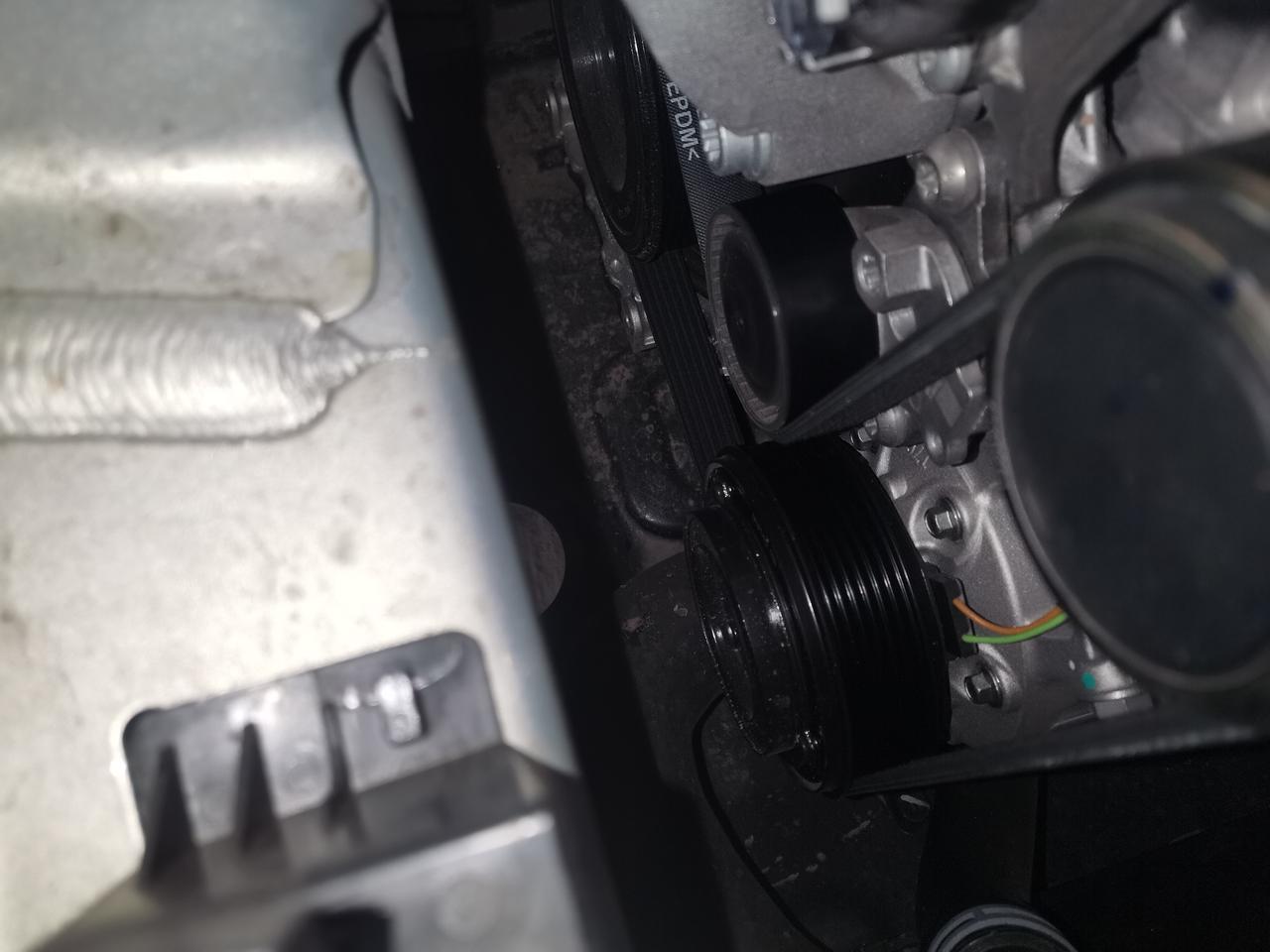 大众途观L 皮带下面大轮湿的，感觉湿汽油，正常吗
