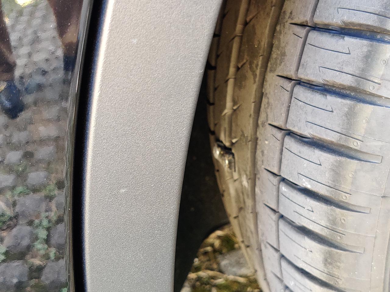 特斯拉Model Y 这是扎钉子了吗