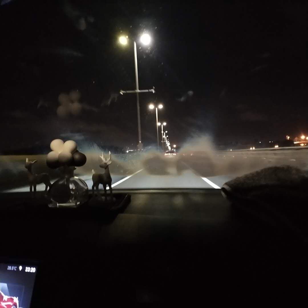 20款宝来，一开空调车外玻璃就起这样的雾气，喷一下玻璃水，过半分钟又这样了，路都看不见，这是什么原因