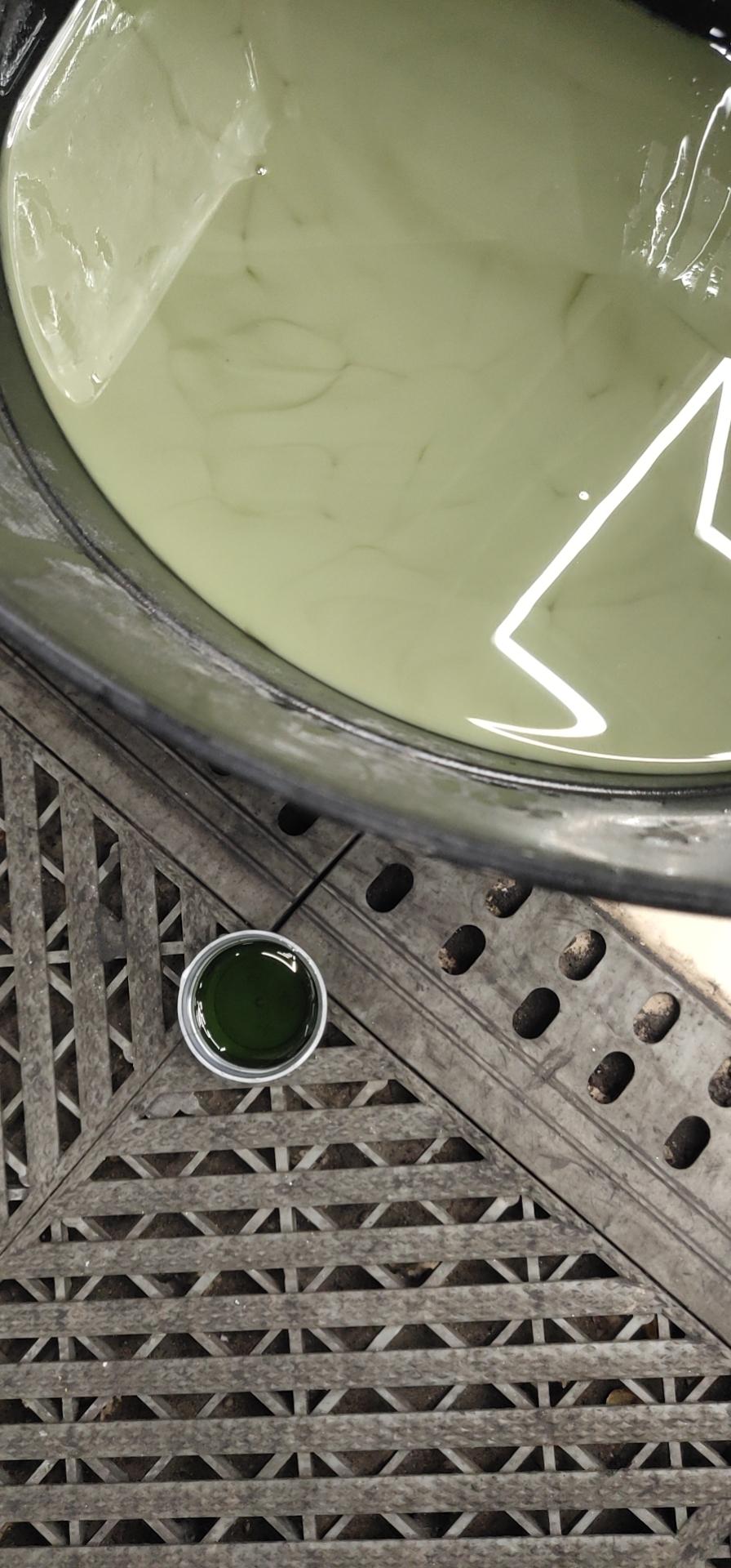 宝马5系 我的车变速箱油和防冻液混合了。换了个油和水一起经过的小的散热器蒸发箱。水箱和变速箱也用机器清理了。但是变速箱还