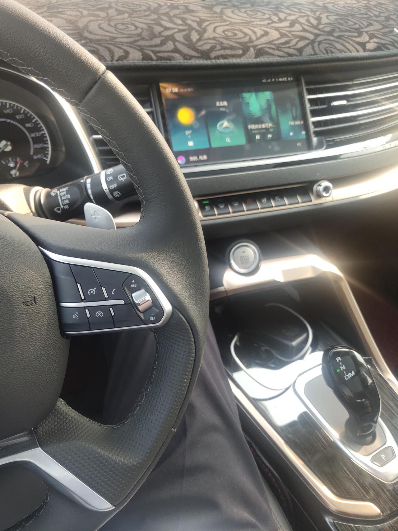 铂金2.0T冠军版哈弗H6昨晚在一个挺窄的巷子里遇到一辆大货车，打算拐到旁边让行的，最后那个巷子太狭窄，拐过去后就点了手