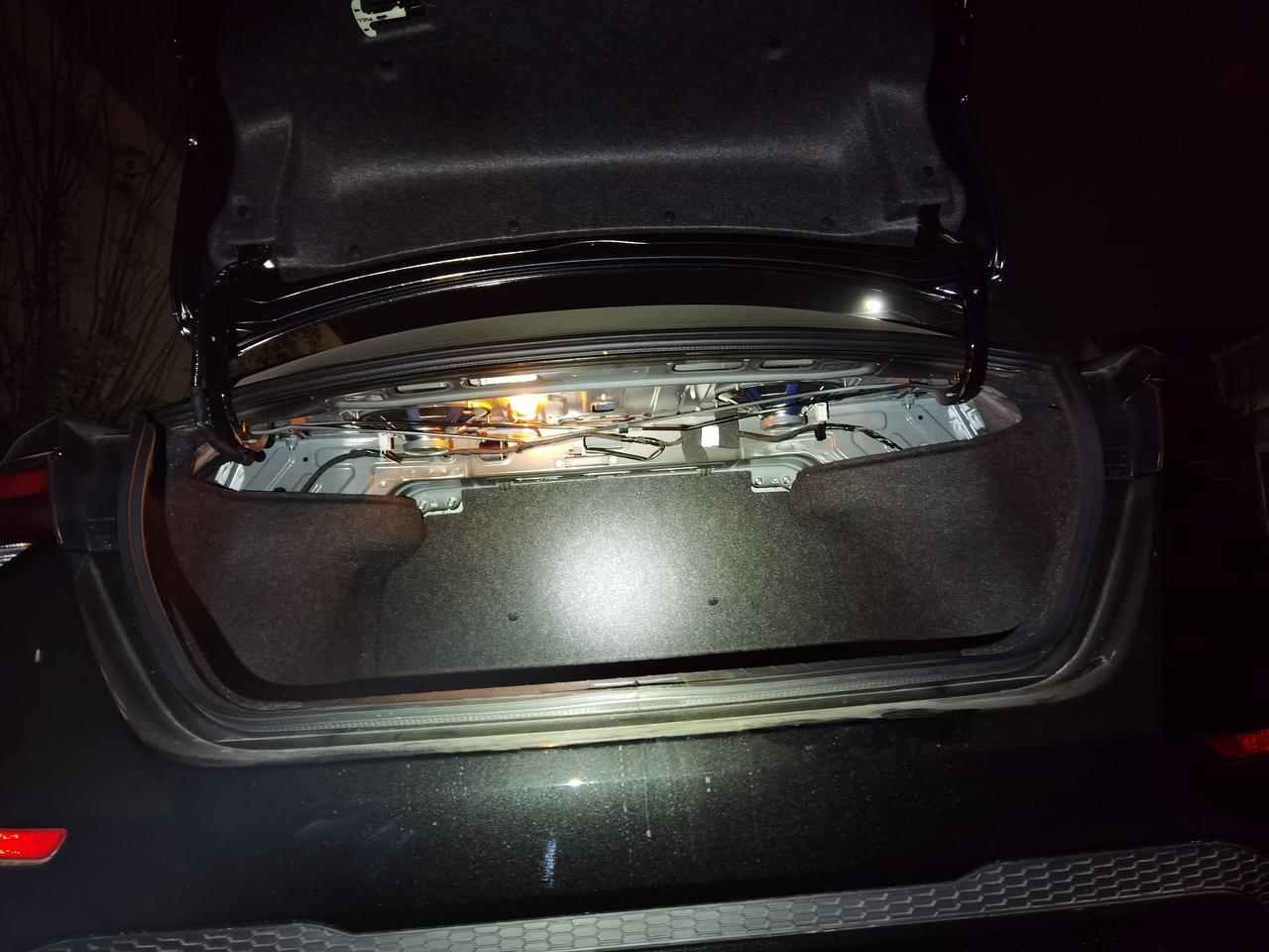 轩逸后备箱没壳吗