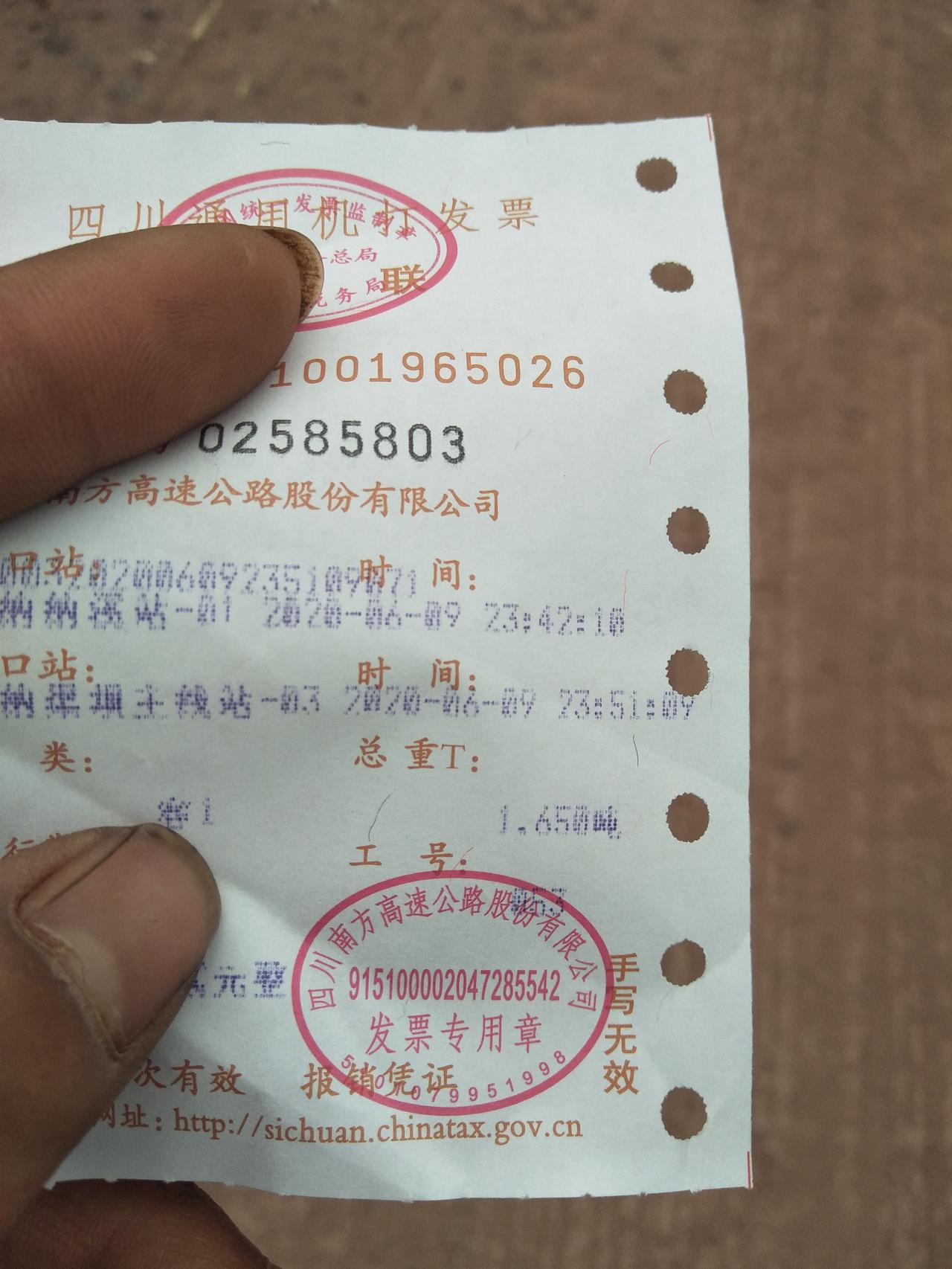 哈弗H6 哈佛的油耗8/9个油，感觉还是不错。就是动力有点弱。夏天开空调上坡踩油门地板油才能动。