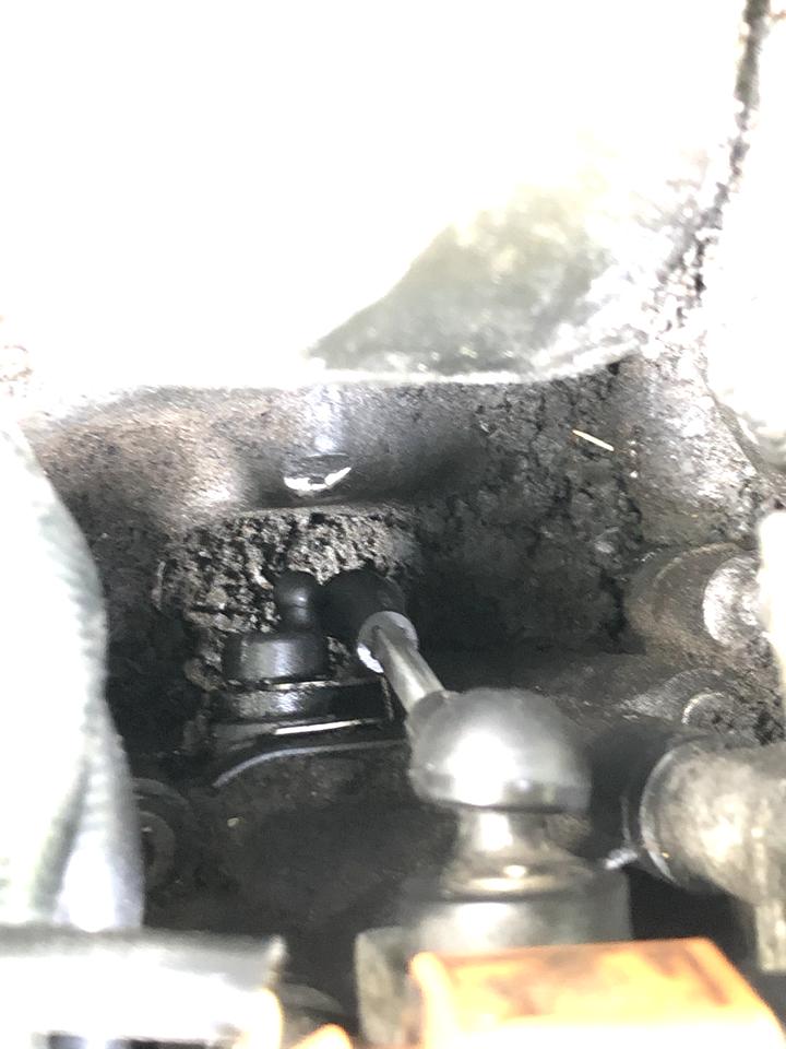 奥迪A6L 奥迪a6 2.7柴油版的进气岐管连杆容易掉，是什么原因，需要换总成吗？这个连杆换了，进气大的时候容易顶掉。求