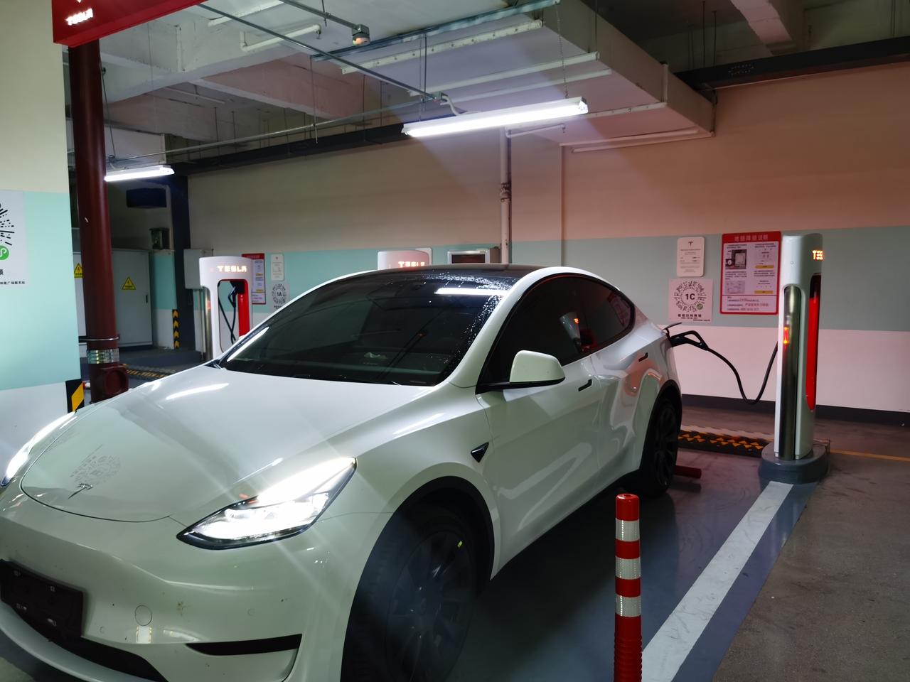 特斯拉Model Y 1.怎么看是v3还是v2的超充？2.为毛我的超充，充满100%只有431km??