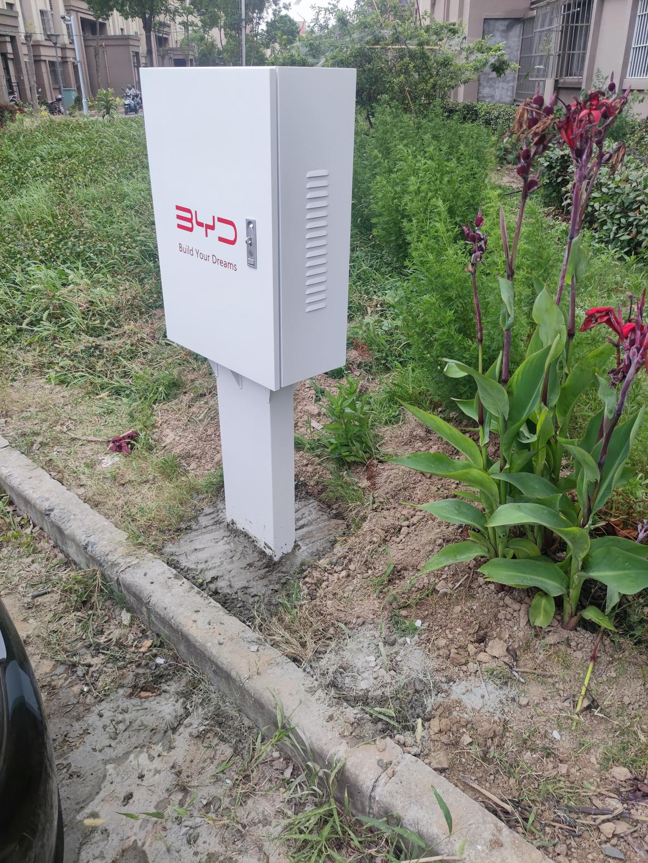 比亚迪宋PLUS DM-i 车友们宋plus dmi送的充电桩安装师傅给我用2.5平方的线。我看介绍都是用6平方的。是不