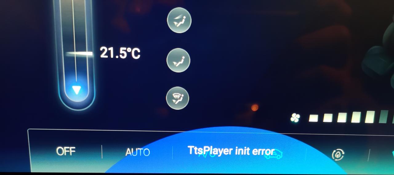 长安CS75 PLUS 今天刚下完雪，开车的过程中想用语音控制一下出风口温度，结果出现一串英文，语音控制不能用了，大家有