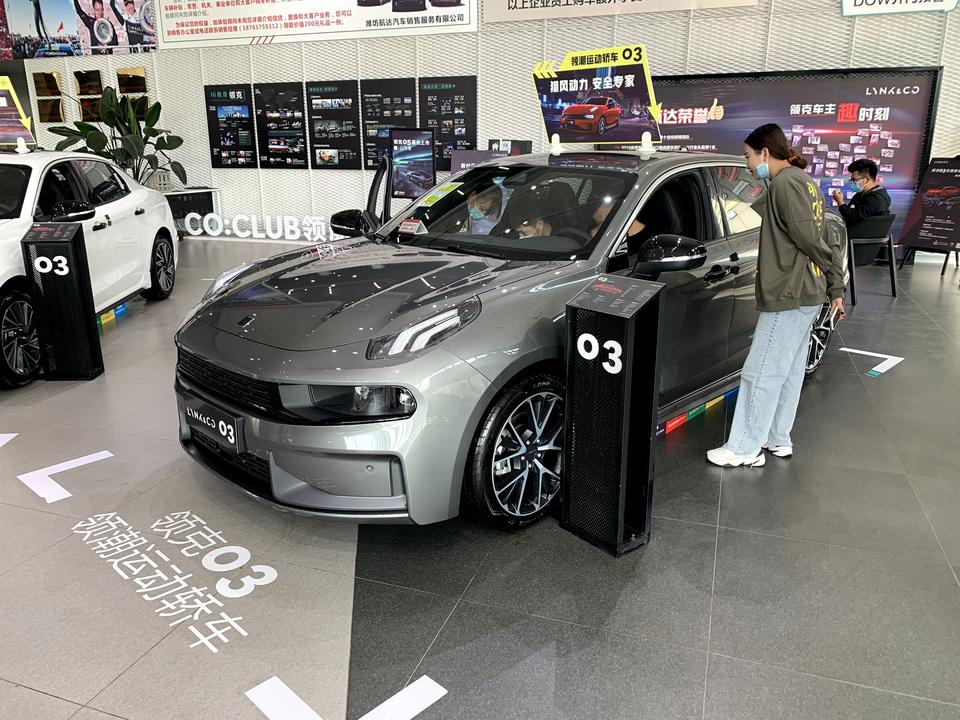 领克03 刚定1.5 劲冠军版，裸车126300 保险4500 分期服务费4000  购置税11265  上牌500  