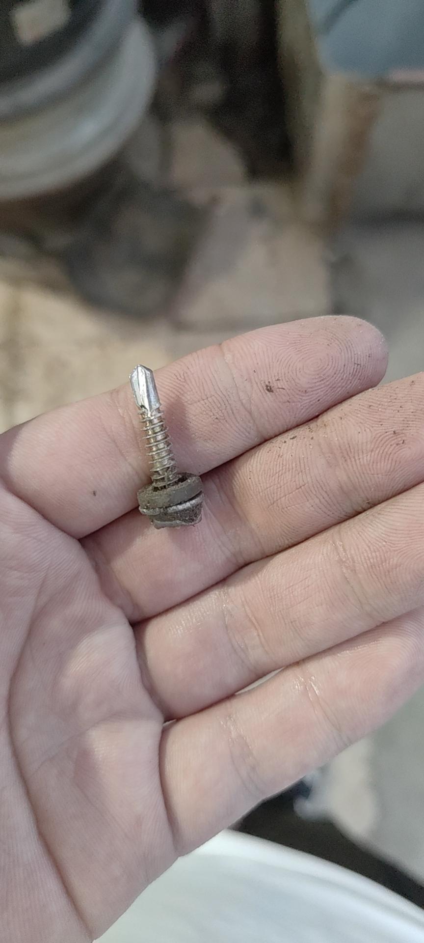 大众途观L 轮胎这样被扎问题大吗？没刺穿，没漏气，但还是去补胎的地方贴了一块东西，会影响行车安全吗？另外补完胎APP还是