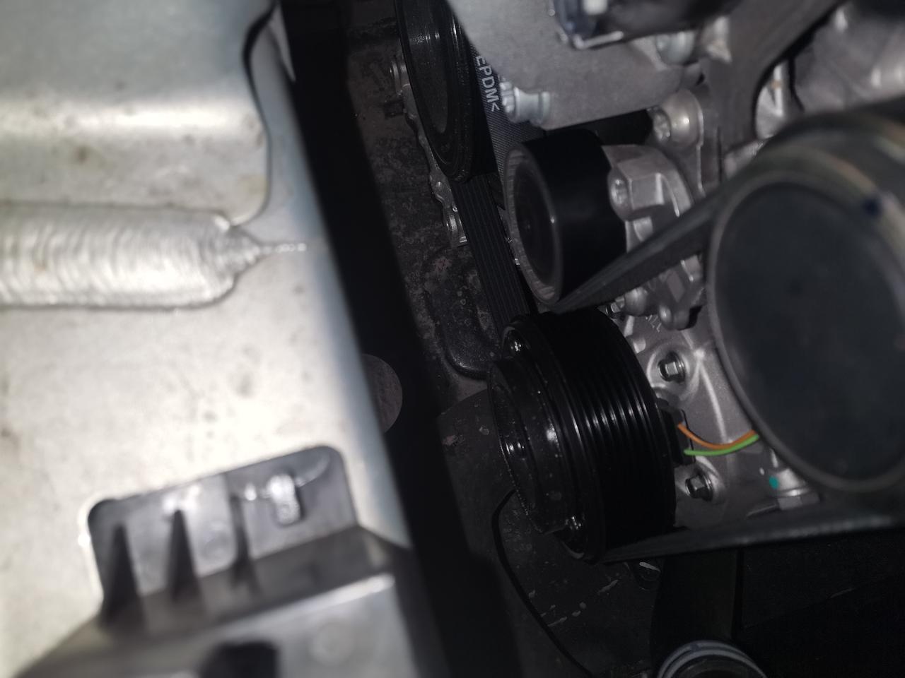 大众途观L 皮带下面大轮湿的，感觉湿汽油，正常吗