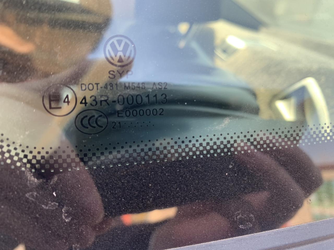大众帕萨特 兄弟们以前没注意玻璃生产日期 刚刚看了看 不是一个份月的 四块窗户玻璃是6月份生产的 前挡风是7月份生产的 