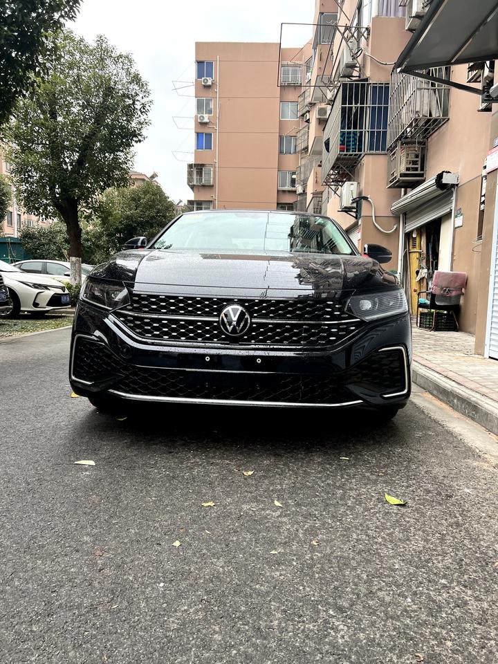 大众帕萨特 我是在江苏昆山2021年12月9号提的车，落地价21，目前没发现什么问题，油耗高速很省油的，唯一就是车在等红