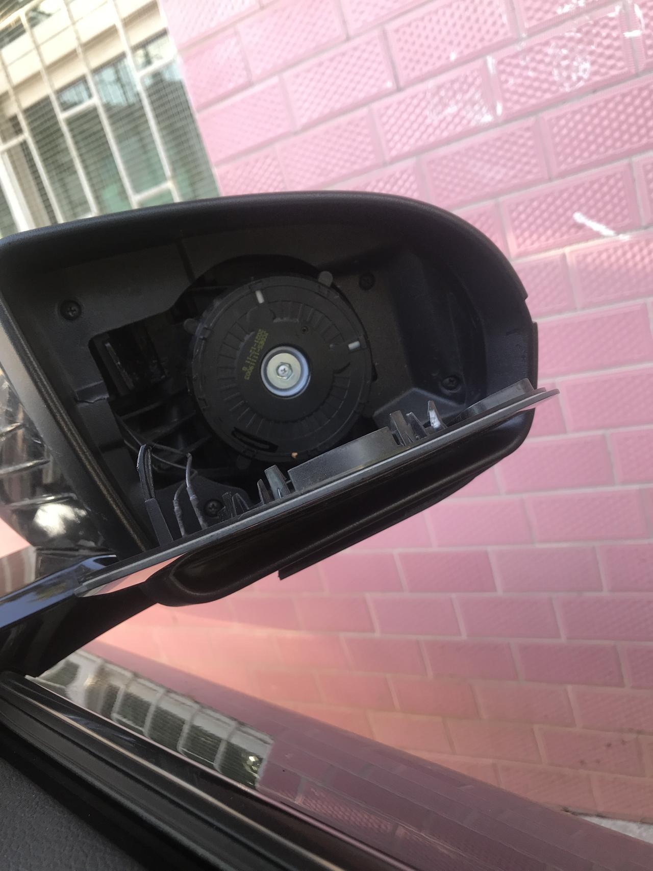 比亚迪宋PLUS DM-i 下班我对象倒车没注意旁边的树，把后视镜挂了一下，外壳掉了，灯光和摄像头镜片什么的都没问题，4