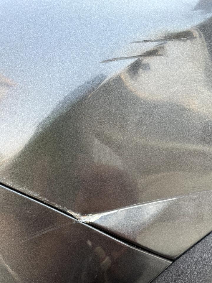 长安CS75 PLUS 万能的车友，新买的车子不小心刮到隔壁家拖拉机了，帮我看下这种改怎么办呀？